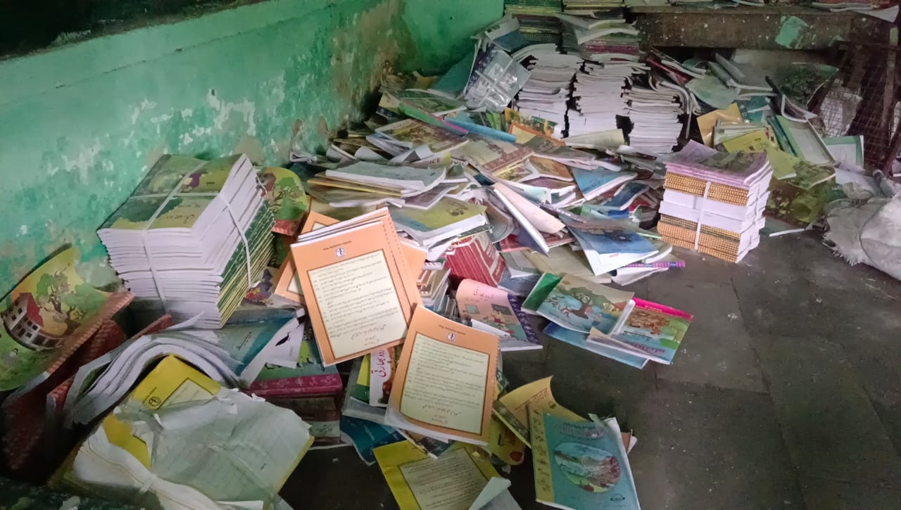 जर्जर भवन में चल रही पढ़ाई, सरकारी स्कूल में बच्चों का भविष्य खतरे में 3 1753531256 WhatsApp Image 2025 07 26 at 2.51.14 PM